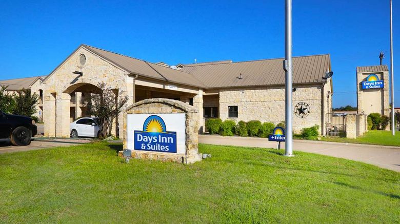<b>Days Inn & Suites Llano Exterior</b>. Images powered by <a href="https://iceportal.shijigroup.com/" title="IcePortal" target="_blank">IcePortal</a>.