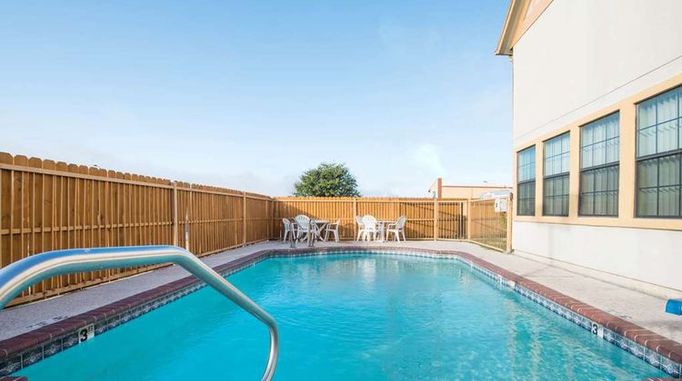 Howard Johnson San Marcos Pool