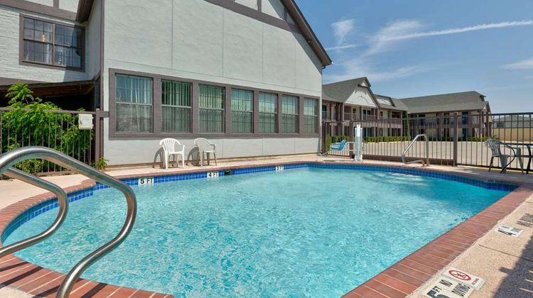 Howard Johnson San Marcos Pool