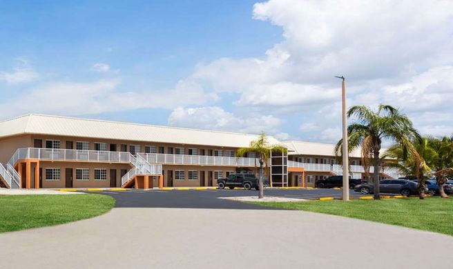 Travelodge Suites Lake Okeechobee Exterior