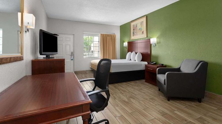 Travelodge Suites Lake Okeechobee Room
