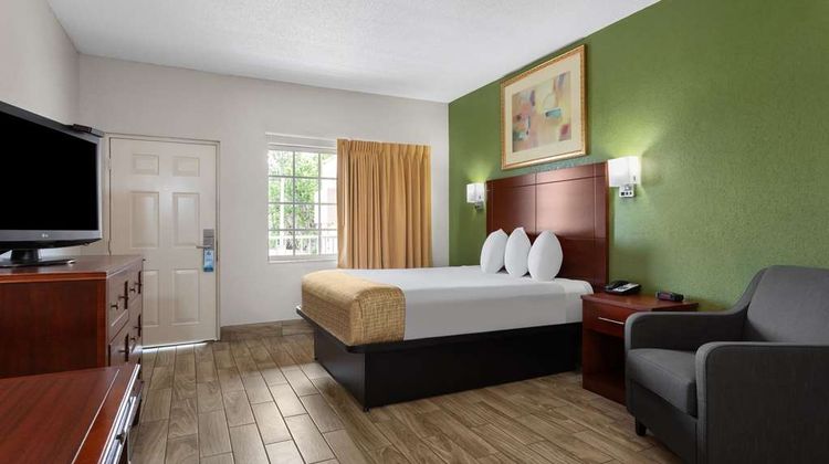 Travelodge Suites Lake Okeechobee Room