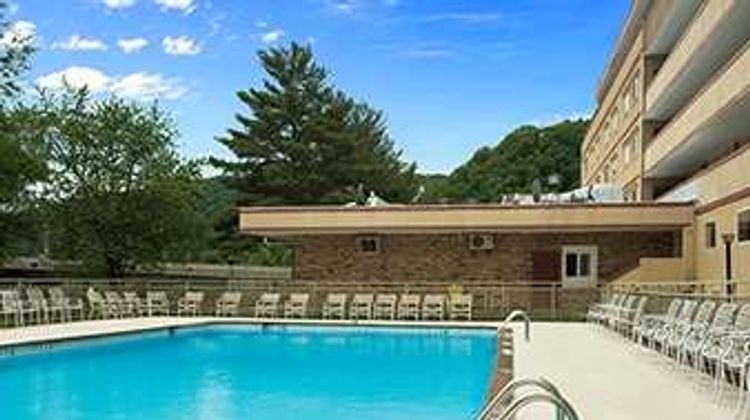 Days Inn Oil City Conference Center Pool