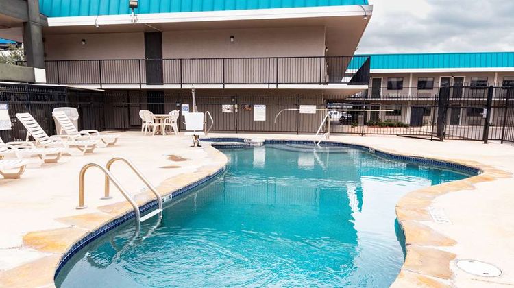Days Inn N.W. Medical Center Pool