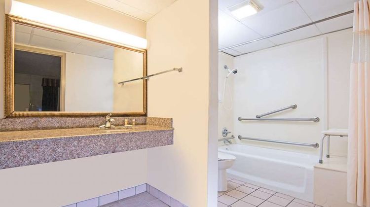 Days Inn N.W. Medical Center Room