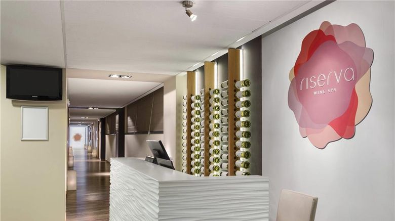 <b>Ramada Oradea Spa</b>. Images powered by <a href="https://iceportal.shijigroup.com/" title="IcePortal" target="_blank">IcePortal</a>.