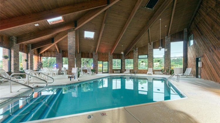 Baymont Inn & Suites Louisville South Pool