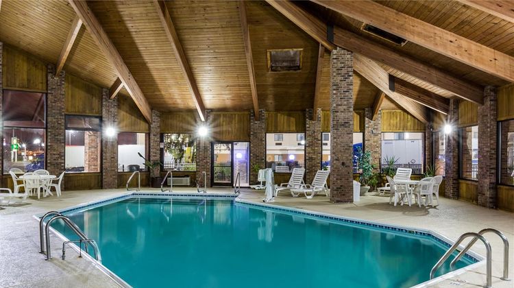 Baymont Inn & Suites Louisville South Pool