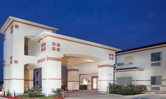 Super 8 Brenham Exterior