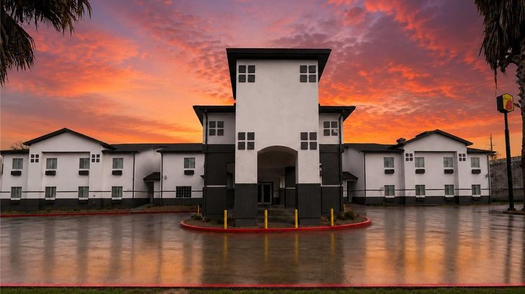 Super 8 Brenham Exterior