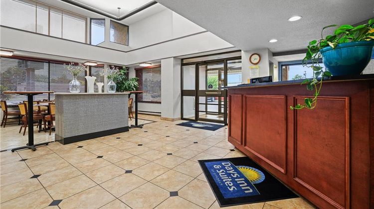 Days Inn Utica Lobby