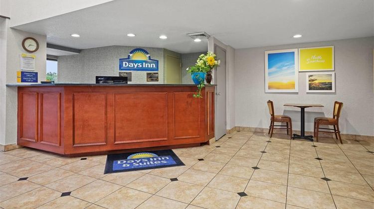 Days Inn Utica Lobby