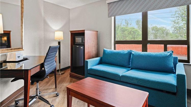 Days Inn Utica Suite