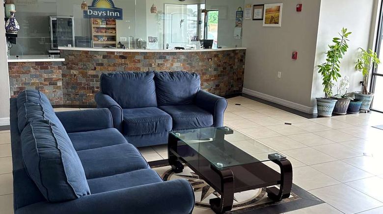 <b>Days Inn Humble/Houston Intercon Arpt Lobby</b>. Images powered by <a href="https://iceportal.shijigroup.com/" title="IcePortal" target="_blank">IcePortal</a>.
