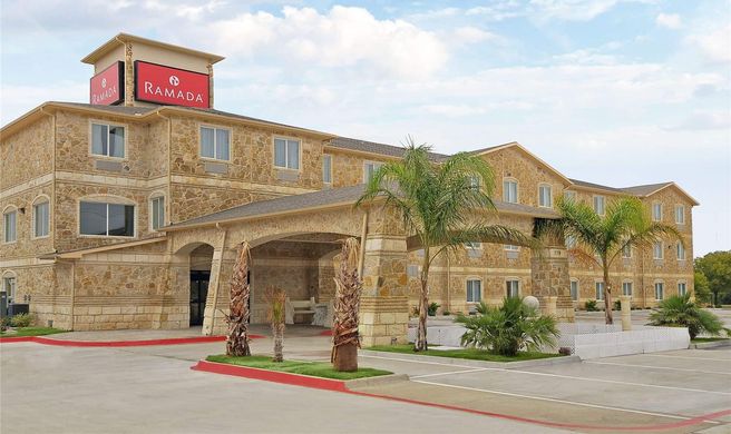 Ramada Hewitt Exterior
