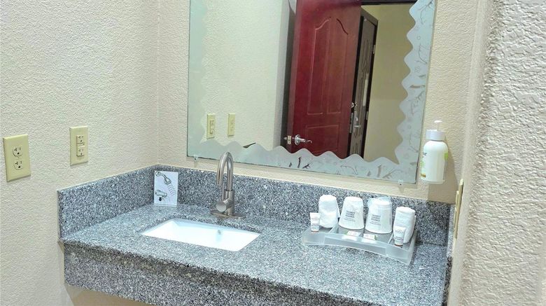 <b>Ramada Hewitt Room</b>. Images powered by <a href="https://iceportal.shijigroup.com/" title="IcePortal" target="_blank">IcePortal</a>.
