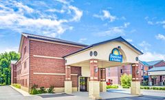 Days Inn & Suites Jeffersonville IN