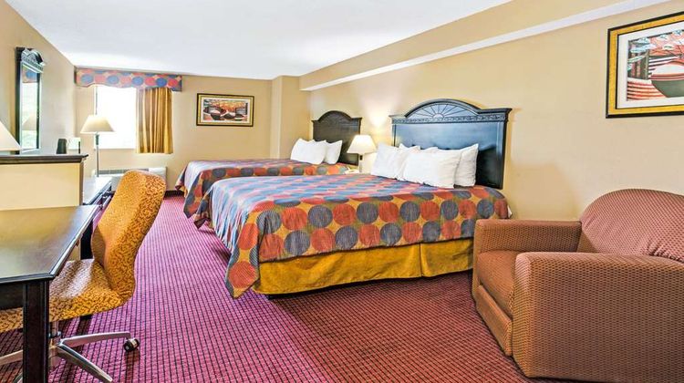 Days Inn & Suites Jeffersonville IN Room