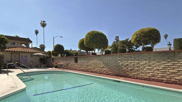Ramada Pasadena Pool