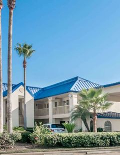 Days Inn & Suites Winnie