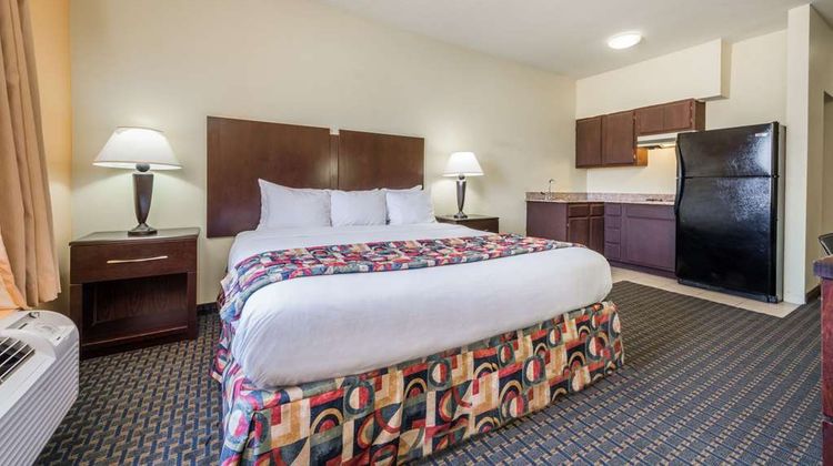Days Inn & Suites Cleburne Suite