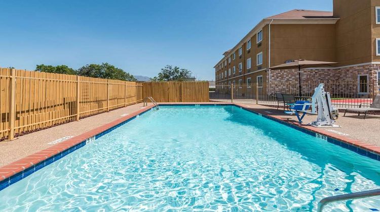 Days Inn & Suites Cleburne Pool