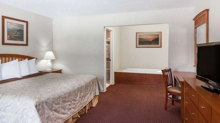 Howard Johnson of Traverse City Room