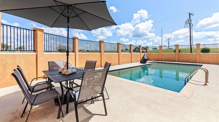 Days Inn Rockdale Texas Pool