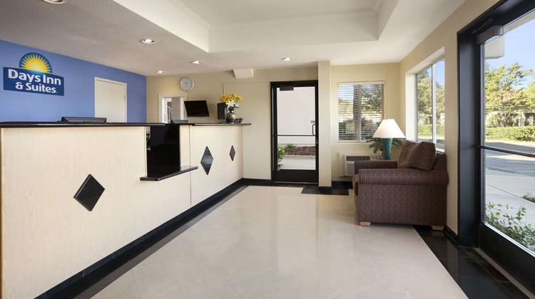 Days Inn & Suites Rancho Cordova Lobby