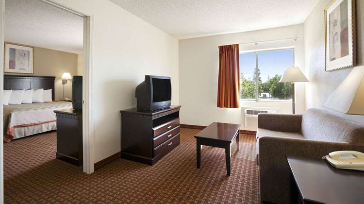 Days Inn & Suites Rancho Cordova Suite
