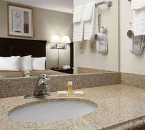 Days Inn & Suites Rancho Cordova Room
