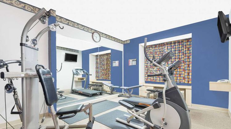 Days Inn & Suites Hutchinson Health