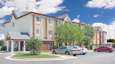 Days Inn & Suites Hutchinson