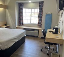 Days Inn & Suites Hutchinson Room