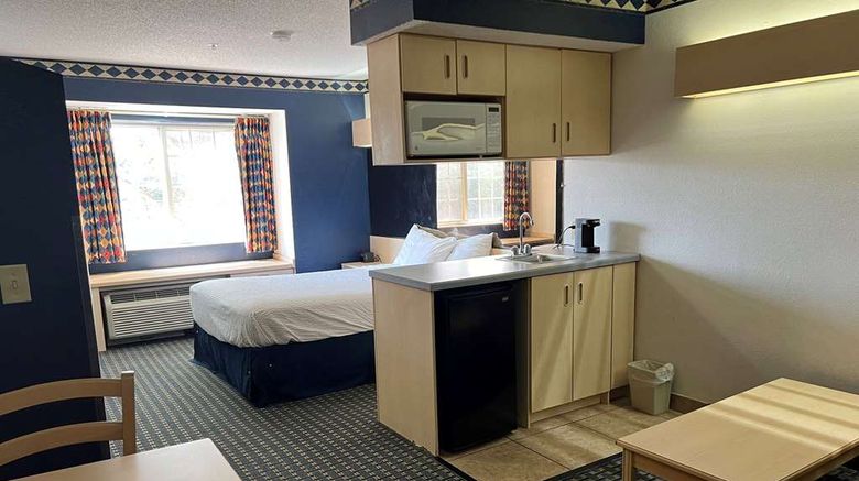 <b>Days Inn & Suites Hutchinson Room</b>. Images powered by <a href="https://iceportal.shijigroup.com/" title="IcePortal" target="_blank">IcePortal</a>.