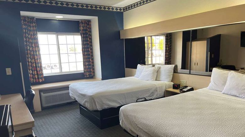 <b>Days Inn & Suites Hutchinson Room</b>. Images powered by <a href="https://iceportal.shijigroup.com/" title="IcePortal" target="_blank">IcePortal</a>.
