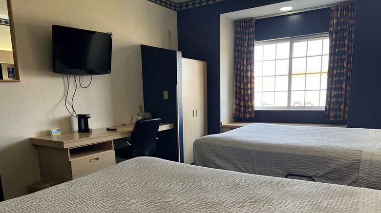 <b>Days Inn & Suites Hutchinson Room</b>. Images powered by <a href="https://iceportal.shijigroup.com/" title="IcePortal" target="_blank">IcePortal</a>.