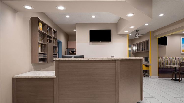 Days Inn & Suites Airport Albuquerque Lobby