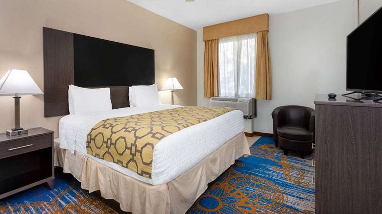 <b>Baymont Inn & Suites Tallahassee Suite</b>. Images powered by <a href="https://iceportal.shijigroup.com/" title="IcePortal" target="_blank">IcePortal</a>.