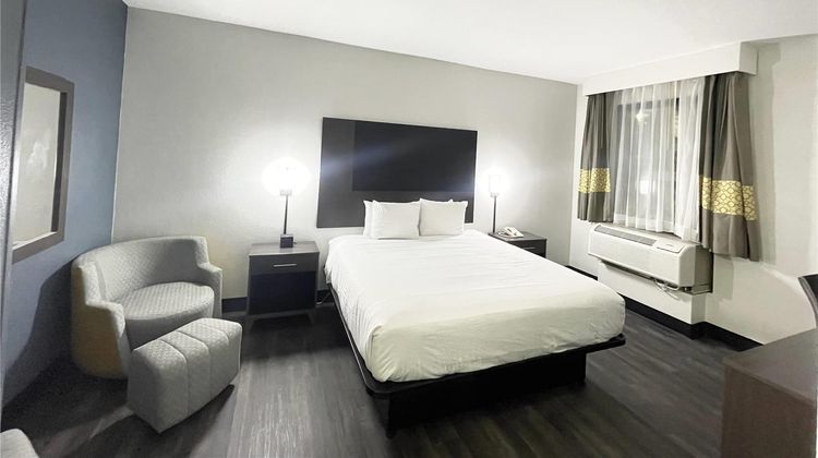 Baymont Inn & Suites Tallahassee Suite