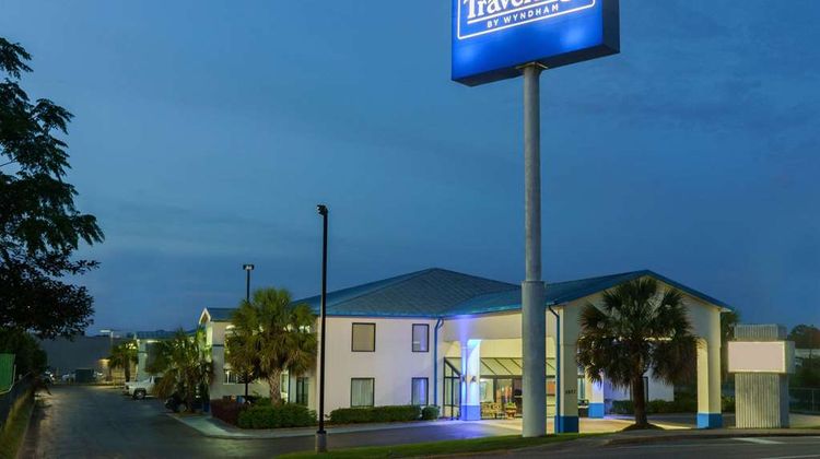 Travelodge by Wyndham Montgomery East Exterior