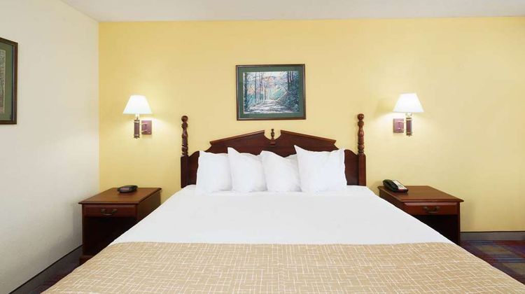 Travelodge by Wyndham Montgomery East Room