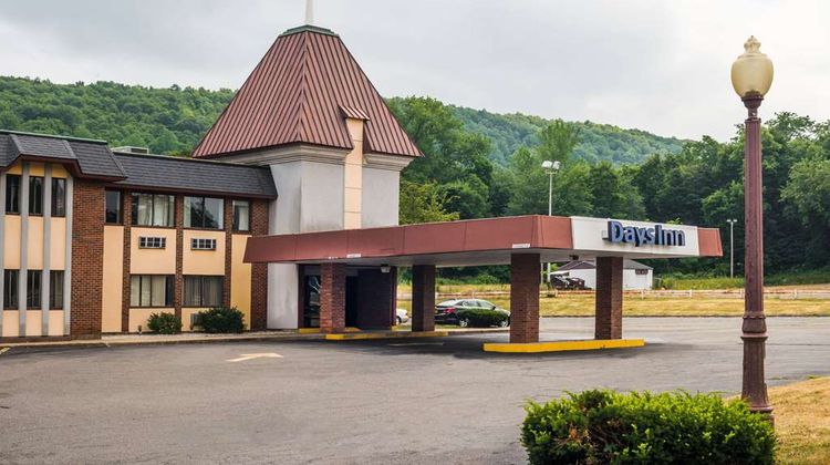 Days Inn Berlin Meriden Exterior