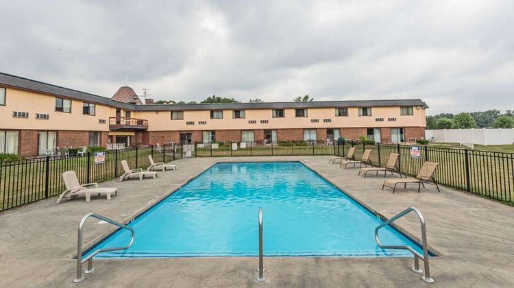 Days Inn Berlin Meriden Pool