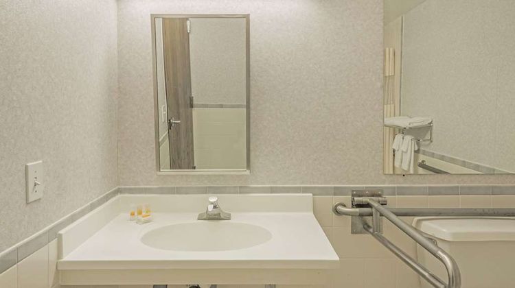 Days Inn Berlin Meriden Room
