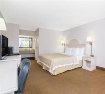 Days Inn & Suites Navarre Conference Ctr Room