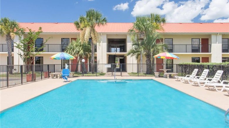 <b>Days Inn & Suites Navarre Conference Ctr Pool</b>. Images powered by <a href="https://iceportal.shijigroup.com/" title="IcePortal" target="_blank">IcePortal</a>.