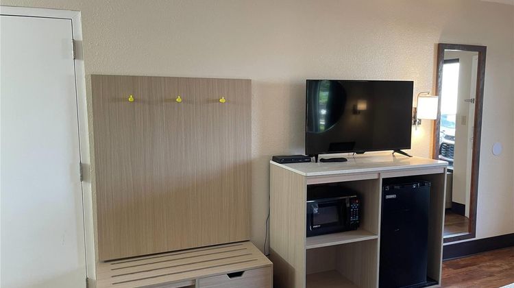 Days Inn & Suites Navarre Conference Ctr Room