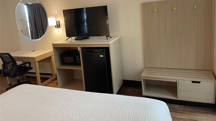 Days Inn & Suites Navarre Conference Ctr Room