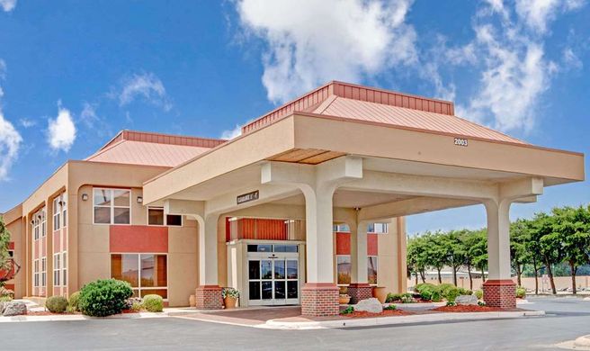 Ramada West Memphis Exterior
